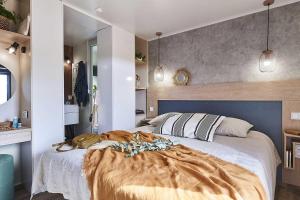 Camping Country Park Crecy La Chapelle - Site Officiel - Next to Disneyland Paris客房内的一张或多张床位