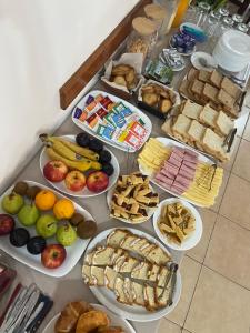 einen Tisch voller verschiedener Arten von Lebensmitteln auf Platten in der Unterkunft Hotel Arenas Blancas in Federación