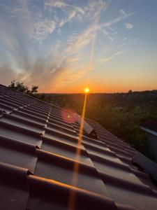 een uitzicht op de zonsondergang vanaf het dak van een gebouw bij Будинок з Терасою Біля Фонтанів in Oeman