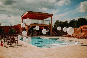 Bazén v ubytovaní Skansen Bicz Resort alebo v jeho blízkosti