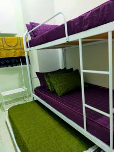 Katil dua tingkat atau katil-katil dua tingkat dalam bilik di WK HOMESTAY PASIR MAS