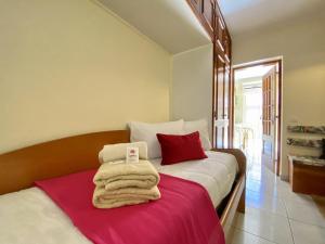 1 dormitorio con 1 cama con toallas en Faro Airport Flat 7 by Homing en Faro