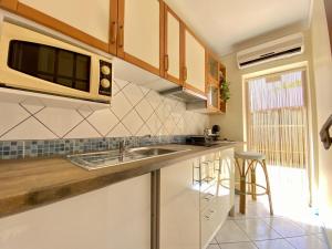 cocina con fregadero y encimera en Faro Airport Flat 7 by Homing en Faro