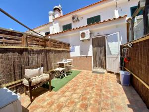 un patio con una silla y una mesa en una casa en Faro Airport Flat 7 by Homing en Faro