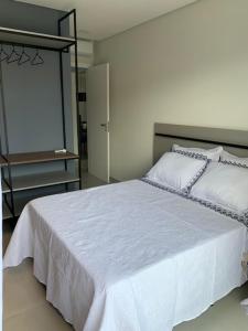 Ένα ή περισσότερα κρεβάτια σε δωμάτιο στο Apartamento confortável, Barra