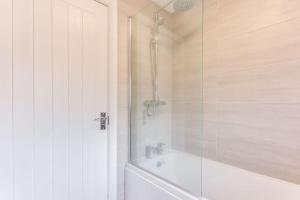 Koupelna v ubytování Delightful Garforth Home + 15 fotografií