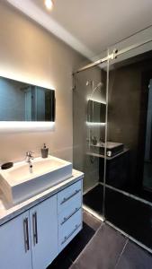 Salle de bains dans l'établissement Islane vue piscine