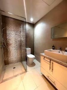 La salle de bains est pourvue d'une douche, de toilettes et d'un lavabo. dans l'établissement Islane vue piscine, à Agadir