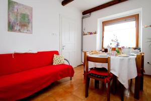 伊利爾斯卡比斯特里察的住宿－Cozy room in nature, perfect for relax，客厅配有桌子和红色沙发