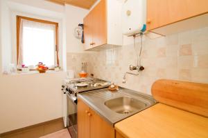 una piccola cucina con lavandino e piano di lavoro di Cozy room in nature, perfect for relax a Ilirska Bistrica (Bisterza)