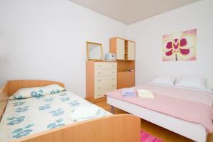una camera con due letti e un comò di Cozy room in nature, perfect for relax a Ilirska Bistrica (Bisterza)