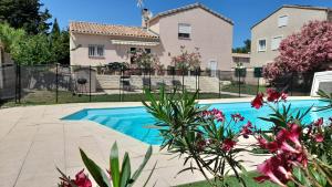 basen przed domem w obiekcie Villa avec plage à pied et grande piscine w mieście Sainte-Marie-la-Mer