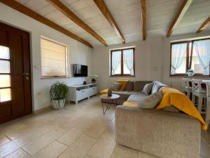 TV a/nebo společenská místnost v ubytování Apartman Stenice