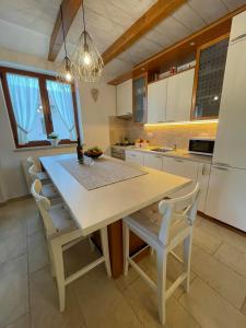 Kuchyň nebo kuchyňský kout v ubytování Apartman Stenice