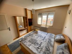 Un pat sau paturi într-o cameră la Family Apartment in City Centre