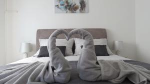 a bed with two towelsrendered to look like swans at Erika Medulin in Medulin
