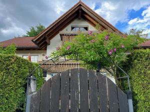 una puerta de madera frente a una casa en 2 Zi. Wohnung fürs Wandern, Baden, Ski & die Wiesn, en Wolfratshausen