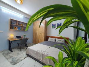 een slaapkamer met een bed en een bureau bij 12A/89 Phạm Văn Đồng, Hà Nội in Hanoi
