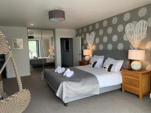 Un pat sau paturi într-o cameră la 12 Woolacombe East - Luxury Apartment at Byron Woolacombe, only 4 minute walk to Woolacombe Beach! +23 fotografii