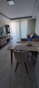 een woonkamer met een tafel en een bank bij Alanya-Avsallar 55m 1+1 in Avsallar