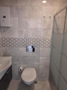 een badkamer met een toilet, een wastafel en een douche bij Alanya-Avsallar 55m 1+1 in Avsallar