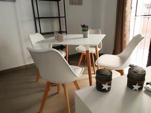 una mesa blanca y sillas en una habitación en Loving Corazones, en Granada