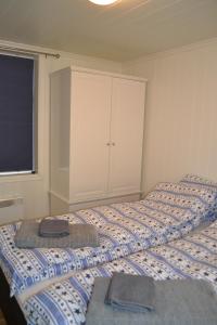 Tempat tidur dalam kamar di Skarmyra Apartment