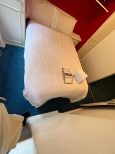 Cama ou camas em um quarto em 2 large bedroom apartment in central London