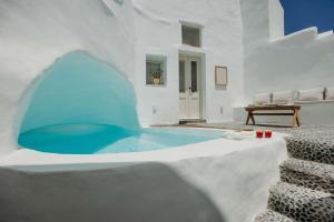 Bazén v ubytování Villa Patitiri cave house with private pool in Megalochori Santorini nebo v jeho okolí