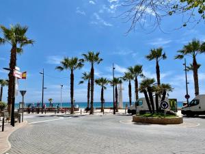a street with palm trees on the beach at Pasión Junto al mar in Calpe