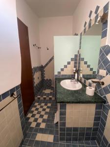 een badkamer met een wastafel en een spiegel bij B&B La Pitraia in Sant Antonio Di Gallura
