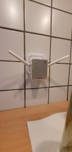 um suporte de telemóvel na parede de um quarto em Garden Apartment em Dusseldorf