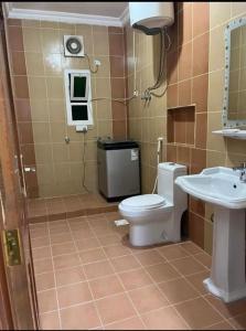 La salle de bains est pourvue de toilettes et d'un lavabo. dans l'établissement شقق بدور أرضي, à Médine