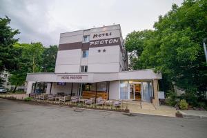 a building with a bunch of chairs in front of it at Hotel Proton in Neptun +23 photos