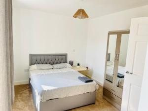 a bedroom with a bed and a mirror at Chattel Bedford in Bedford