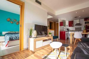 een woonkamer met een keuken en een woonkamer met een bank bij Duplex LUX Jota Jota in Lloret de Mar
