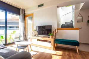 een woonkamer met een bank en een tafel bij Duplex LUX Jota Jota in Lloret de Mar