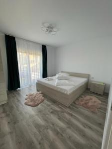 1 dormitorio con 1 cama con alfombras en el suelo en Casa Lucia, en Sibiu