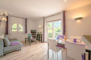 ein Wohnzimmer mit einem Tisch, einem Sofa und einem Schreibtisch in der Unterkunft Résidence Le Cristal - Nant Blanc 2 - Happy Rentals in Chamonix-Mont-Blanc
