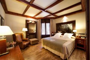 une chambre d'hôtel avec un lit et une chaise dans l'établissement Hotel Ciria, à Benasque