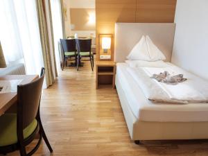 a bedroom with a bed and a table and chairs at Ferienwohnung im Naturpark Almenland in Fladnitz an der Teichalm