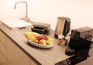 un bol de fruta sentado en un mostrador de cocina en Ferienwohnung im Naturpark Almenland, en Fladnitz an der Teichalm