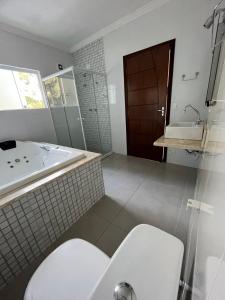 a bathroom with a toilet and a sink at Recanto Lua Clara in Campos do Jordão