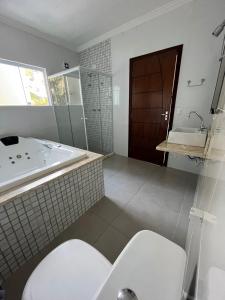 a bathroom with a toilet and a sink at Recanto Lua Clara in Campos do Jordão