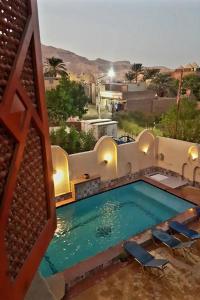 een uitzicht op een zwembad vanuit een huis bij Mystical habou domes villa in Luxor