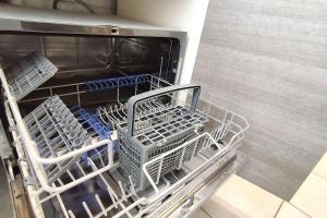 a dishwasher with several dishes in it at Appartamento Cervi - Casa in Affitto per Vacanze in Nichelino