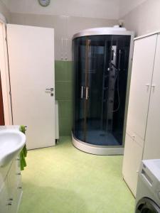 a bathroom with a large shower in the middle of a room at Appartamento Cervi - Casa in Affitto per Vacanze in Nichelino