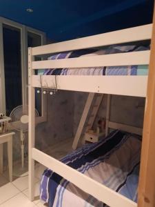 a bunk bed in a room with a window at Collioure appartement hyper centre in Collioure