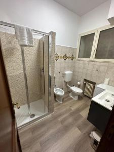 een badkamer met een douche, een toilet en een wastafel bij Civico 85 in Rome