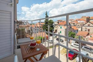 Luxury rooms Le Prestige Few Minutes from Split's Iconic Waterfront的阳台或露台